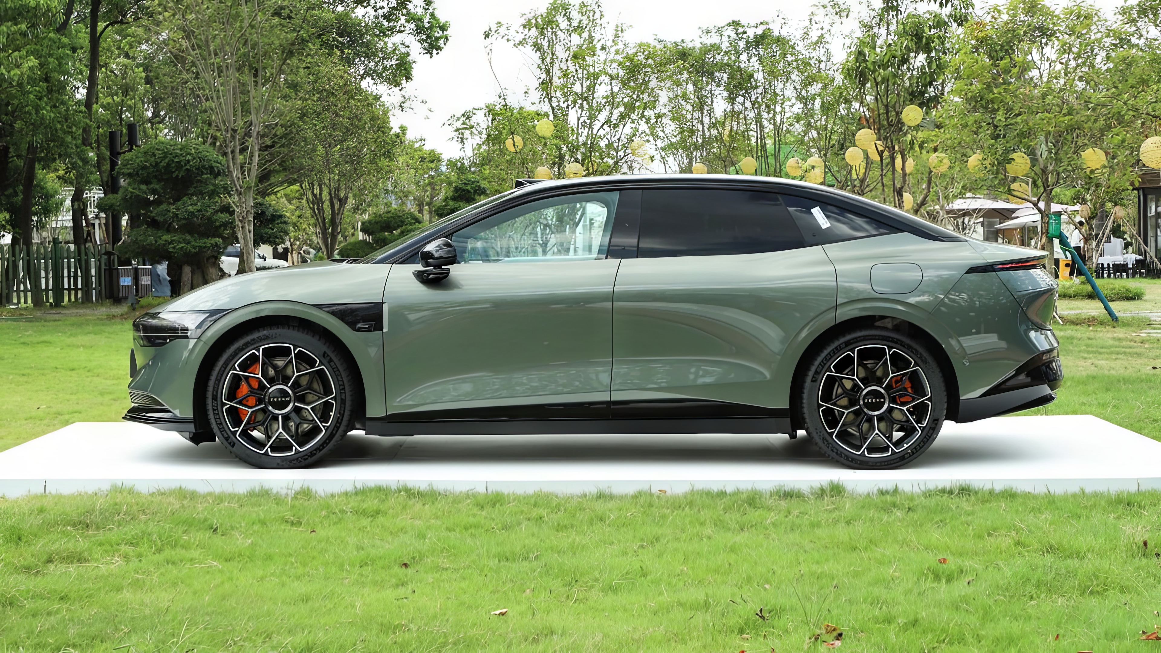 ZEEKR 007  side view