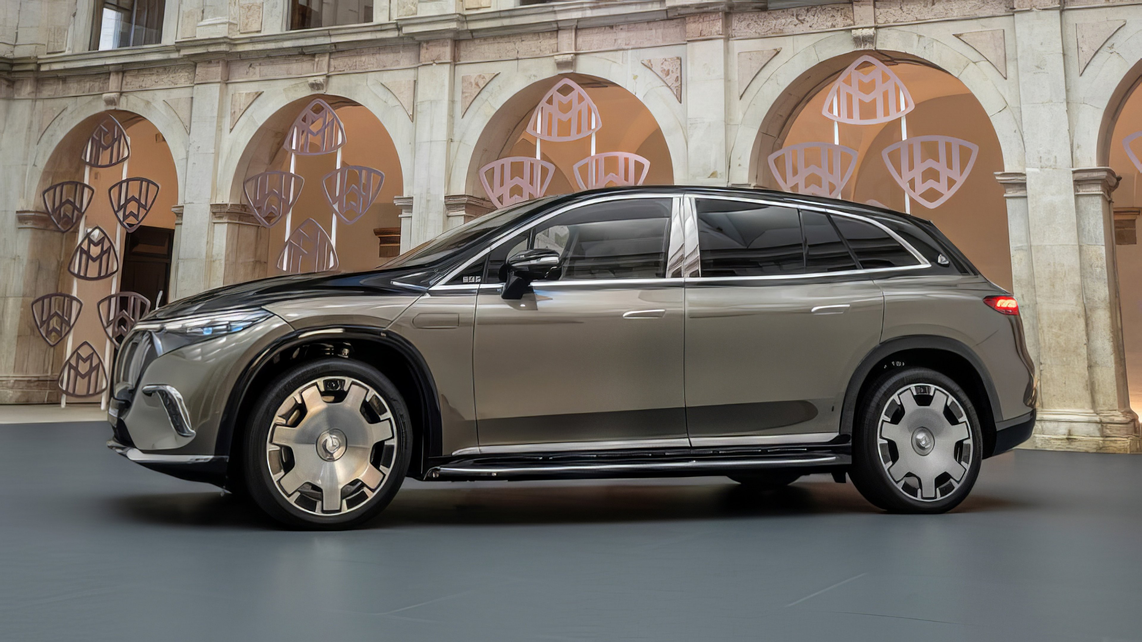 Mercedes-Benz EQS Maybach 680 SUV side view