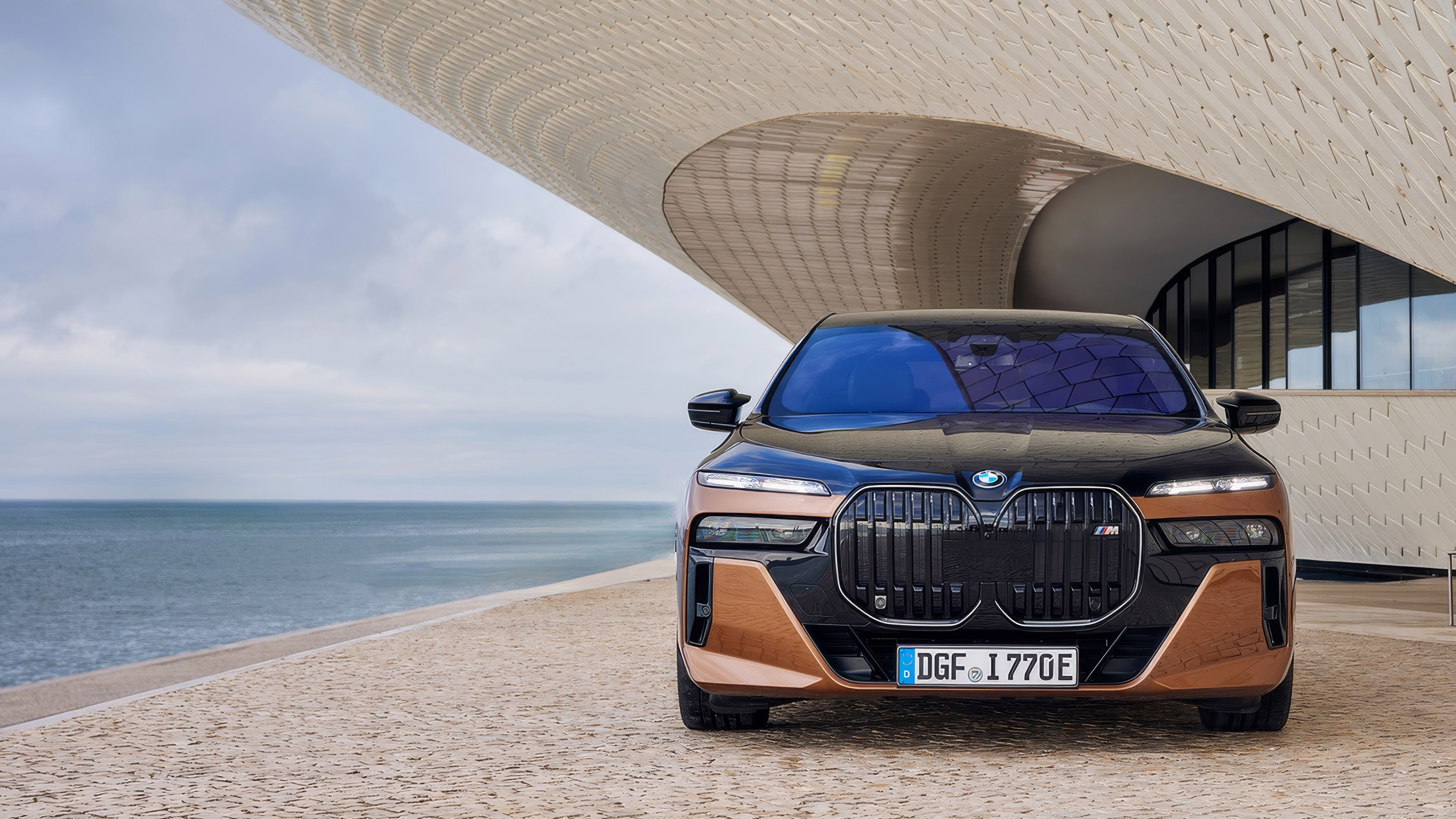 BMW i7 M70 xDrive front view