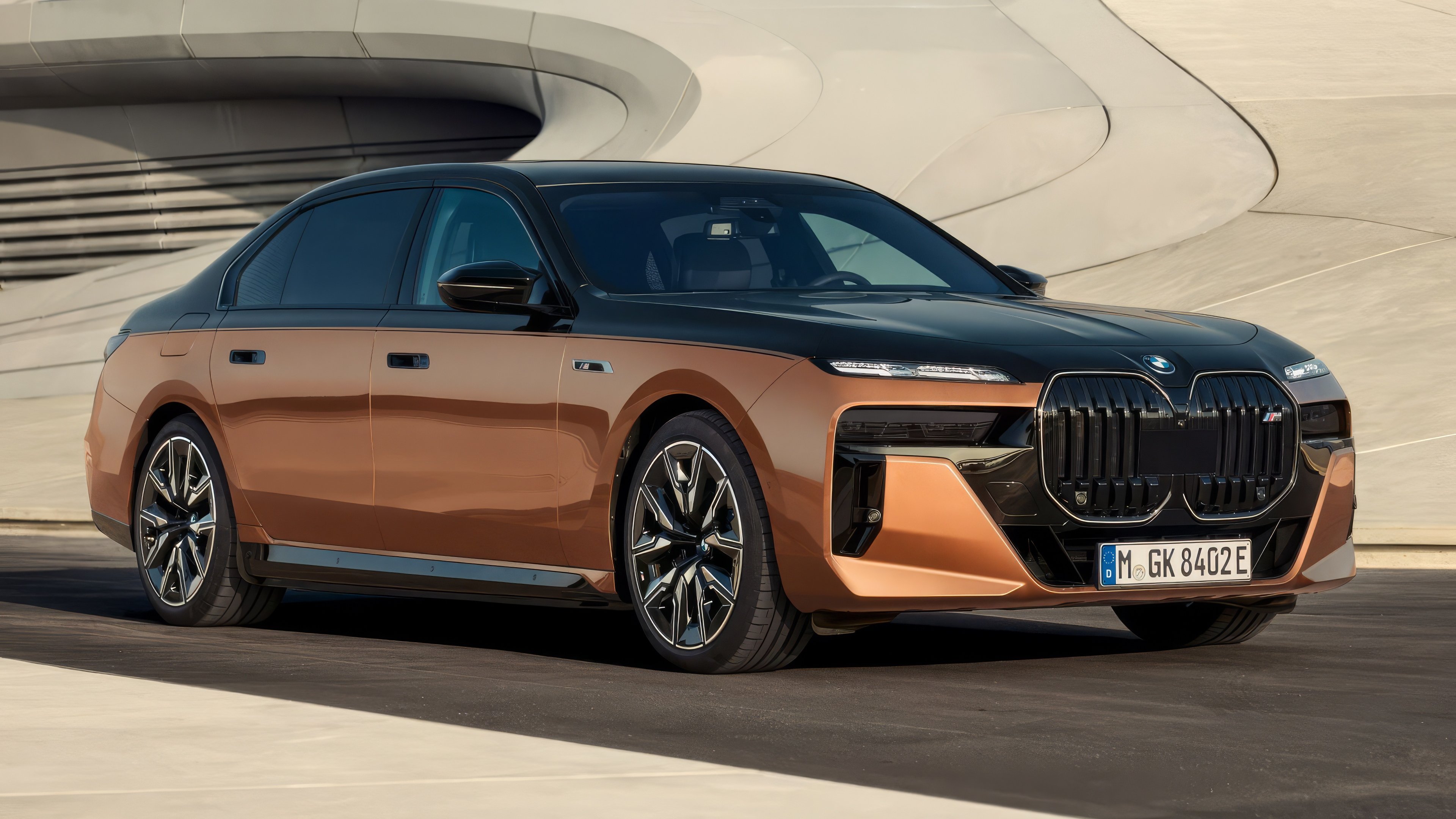 BMW i7 M70 xDrive side view