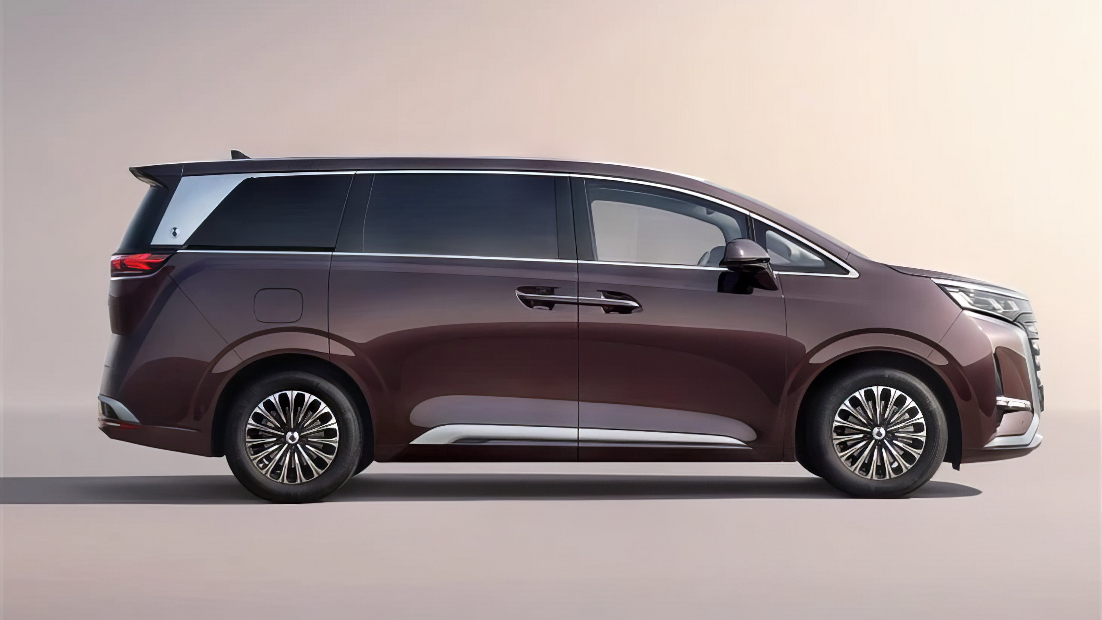 Denza D9 EV AWD side view